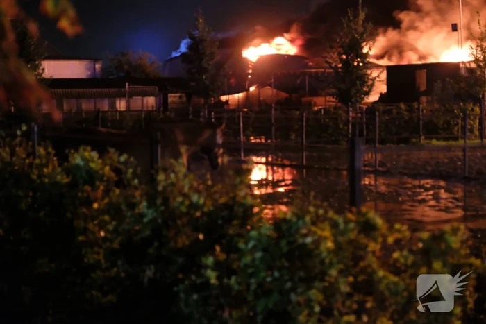 Zeer grote brand in meerdere loodsen