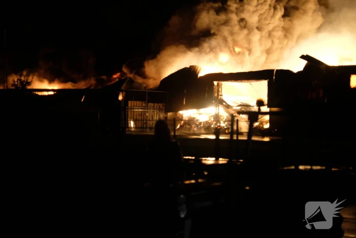 Zeer grote brand in meerdere loodsen
