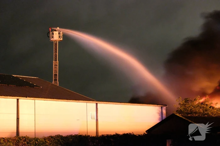 Zeer grote brand in meerdere loodsen
