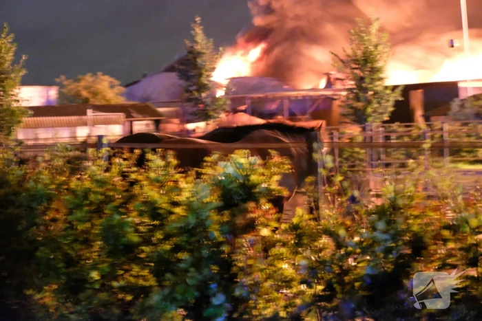 Zeer grote brand in meerdere loodsen