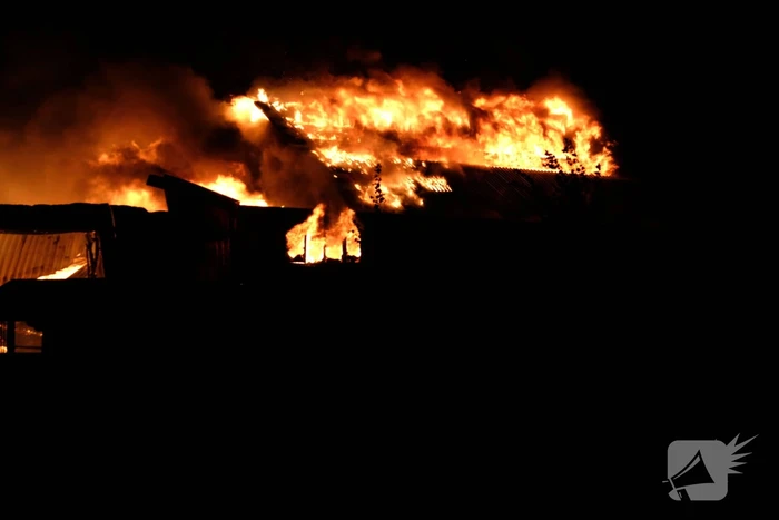 Zeer grote brand in meerdere loodsen