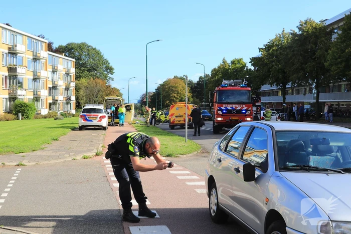 Man op snorbrommer aangereden door auto