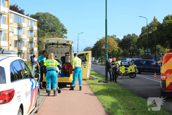 Man op snorbrommer aangereden door auto