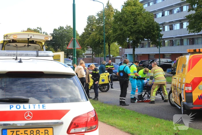 Man op snorbrommer aangereden door auto