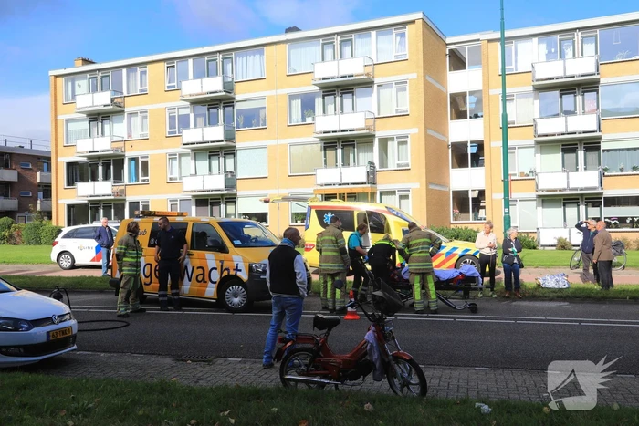 Man op snorbrommer aangereden door auto