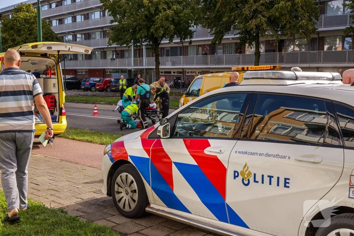 Man op snorbrommer aangereden door auto