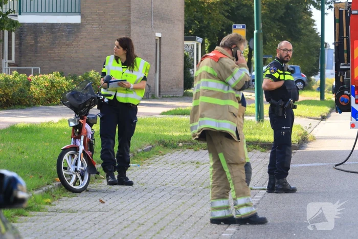 Man op snorbrommer aangereden door auto