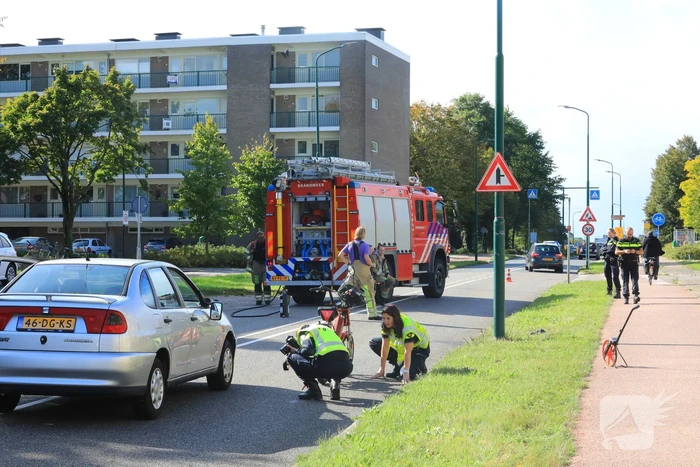 Man op snorbrommer aangereden door auto