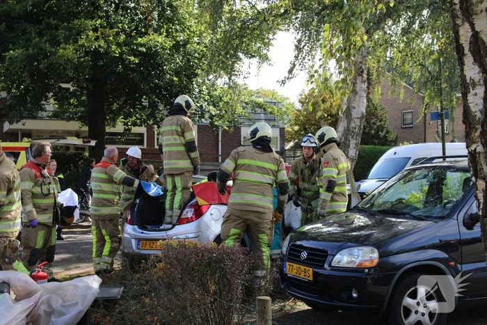 Automobiliste crasht tegen boom, brandweer knipt dak eraf