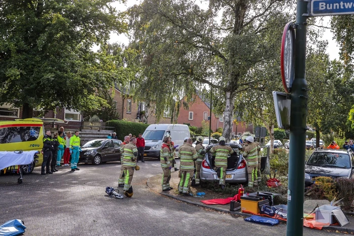 Automobiliste crasht tegen boom, brandweer knipt dak eraf