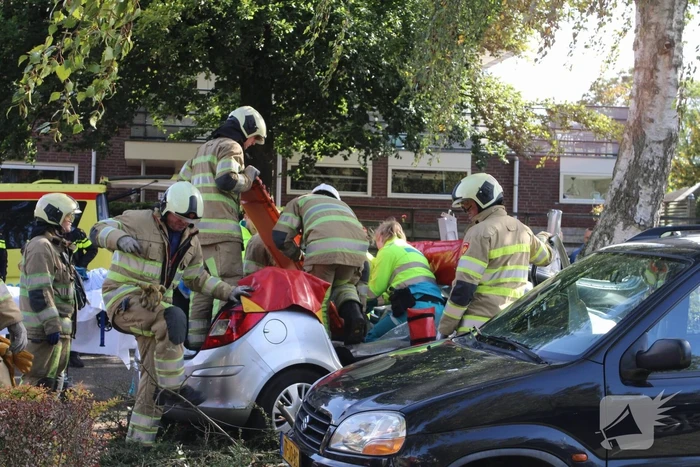 Automobiliste crasht tegen boom, brandweer knipt dak eraf