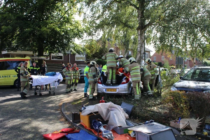 Automobiliste crasht tegen boom, brandweer knipt dak eraf