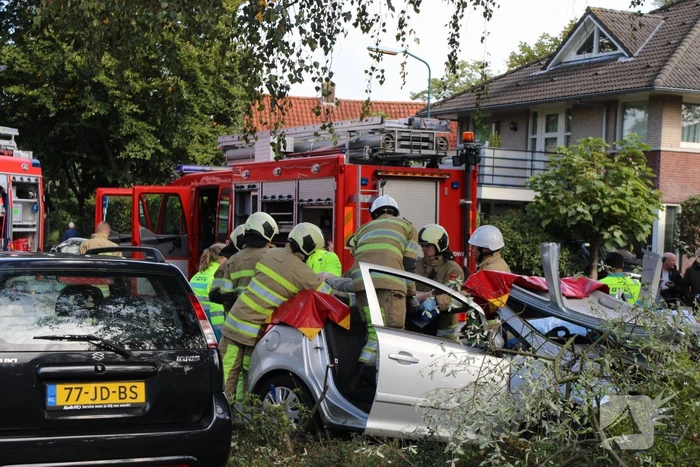 Automobiliste crasht tegen boom, brandweer knipt dak eraf