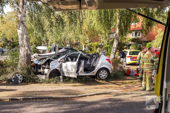 Automobiliste crasht tegen boom, brandweer knipt dak eraf