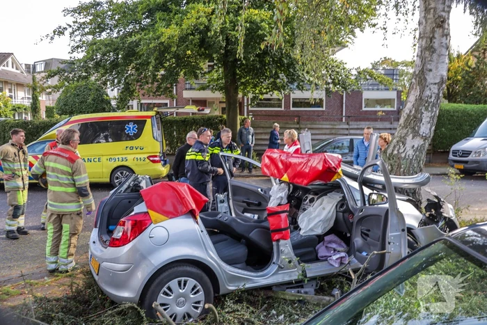Automobiliste crasht tegen boom, brandweer knipt dak eraf