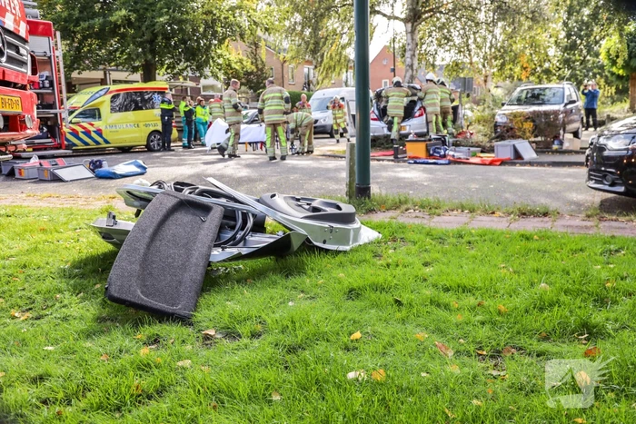 Automobiliste crasht tegen boom, brandweer knipt dak eraf