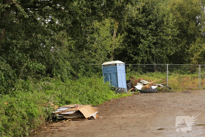 Trekkerbanden en sloopafval gedumpt op carpoolplaats