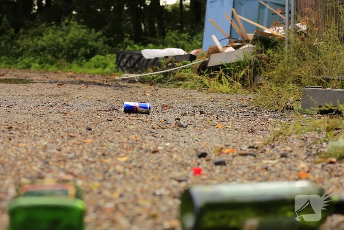 Trekkerbanden en sloopafval gedumpt op carpoolplaats