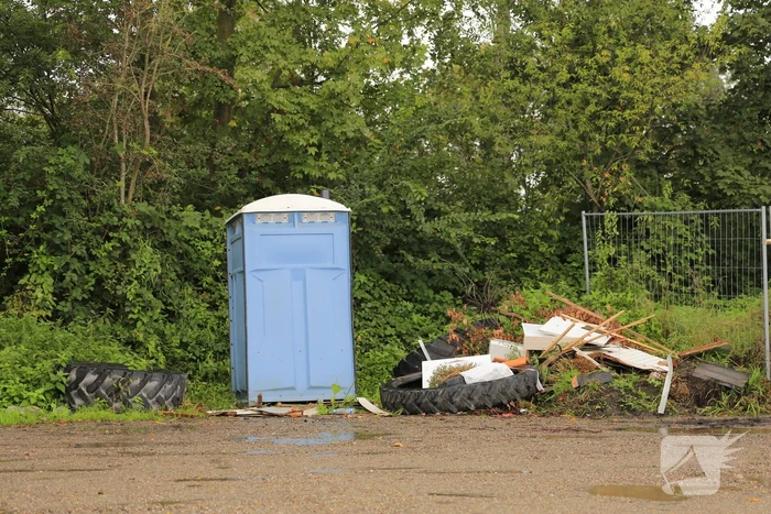 Trekkerbanden en sloopafval gedumpt op carpoolplaats