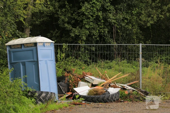 Trekkerbanden en sloopafval gedumpt op carpoolplaats