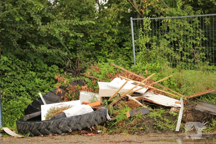 Trekkerbanden en sloopafval gedumpt op carpoolplaats