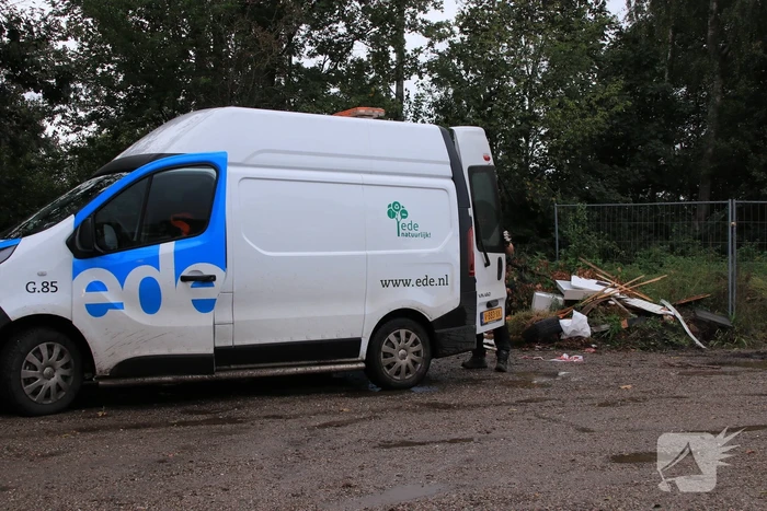 Trekkerbanden en sloopafval gedumpt op carpoolplaats