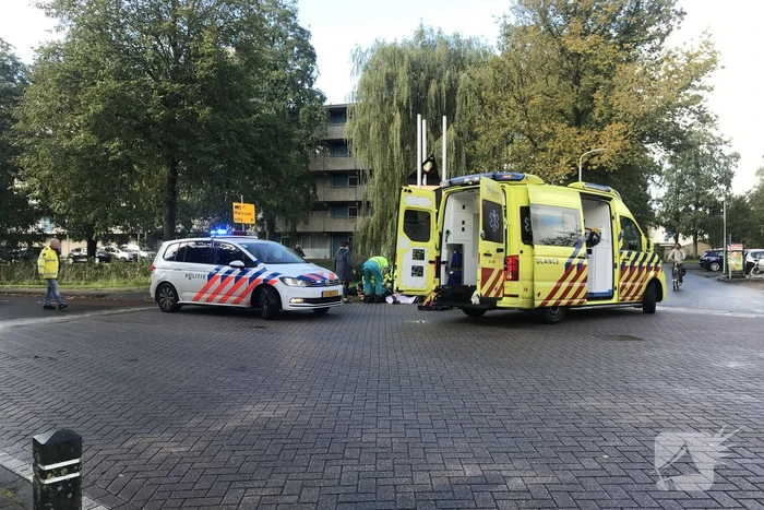 Ebiker gewond na aanrijding met auto in Westeinde