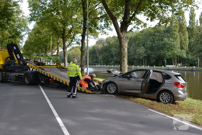 Auto botst frontaal op boom