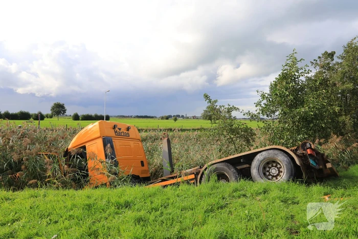 Vrachtwagen rijdt sloot in