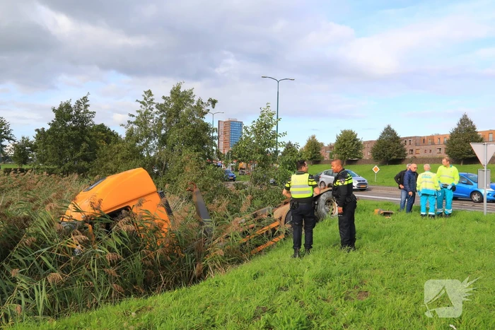Vrachtwagen rijdt sloot in