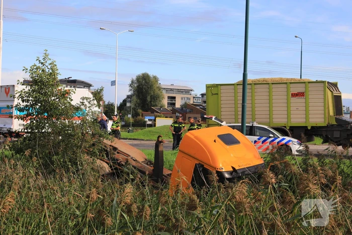 Vrachtwagen rijdt sloot in