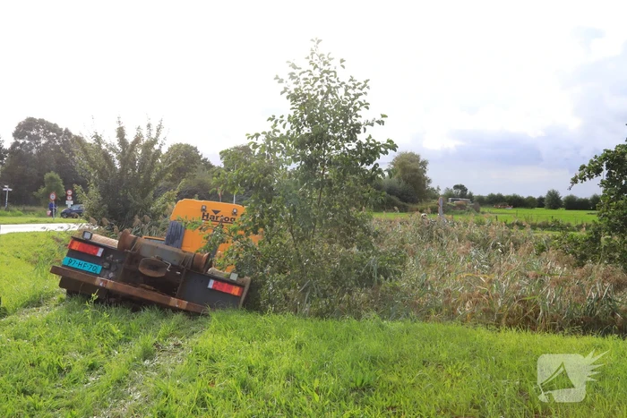 Vrachtwagen rijdt sloot in