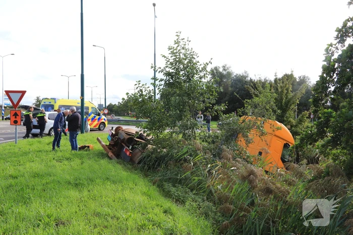 Vrachtwagen rijdt sloot in