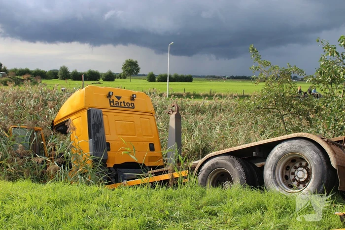 Vrachtwagen rijdt sloot in