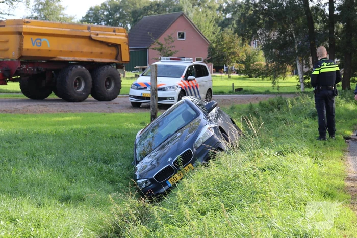 Auto belandt in greppel na uitwijk manoeuvre