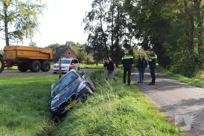 Auto belandt in greppel na uitwijk manoeuvre