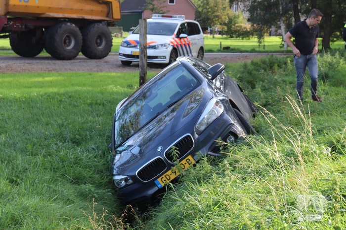 Auto belandt in greppel na uitwijk manoeuvre
