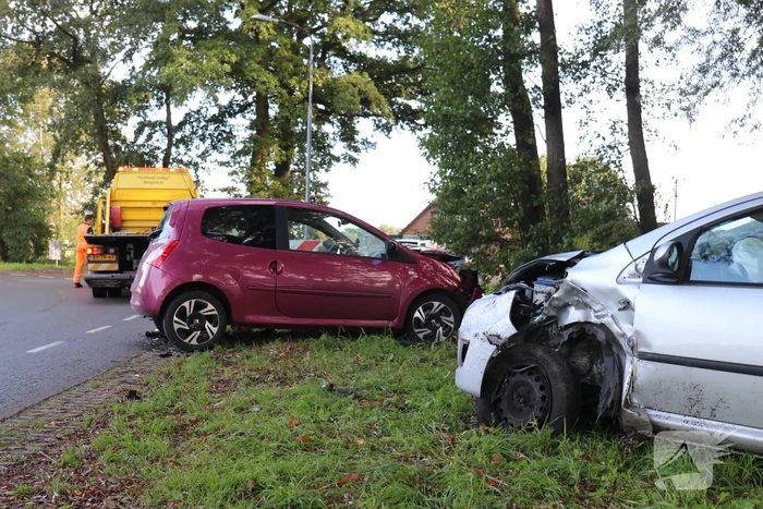 Twee gewonden na frontale botsing