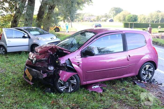 Twee gewonden na frontale botsing