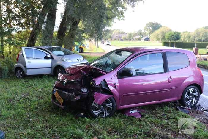Twee gewonden na frontale botsing