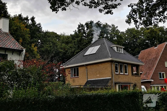 Brand in schoorsteen van woning