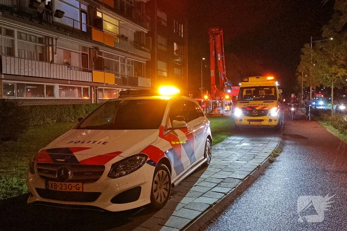 Brandweer haalt gewond slachtoffer uit flat