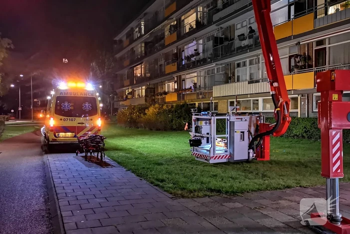 Brandweer haalt gewond slachtoffer uit flat