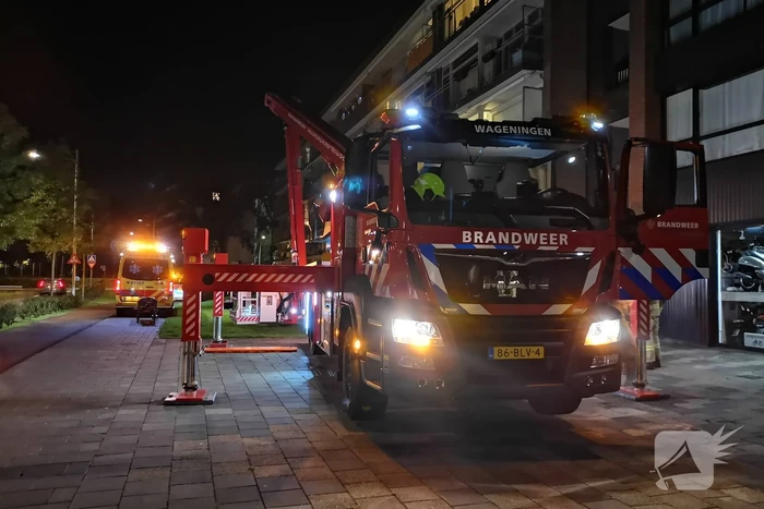 Brandweer haalt gewond slachtoffer uit flat