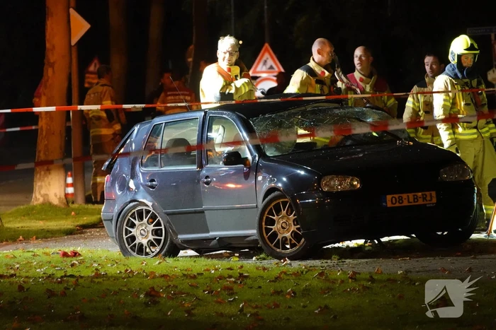 20-jarige bestuurder uit Harskamp overleden bij ongeval tegen boom
