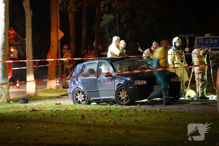 20-jarige bestuurder uit Harskamp overleden bij ongeval tegen boom