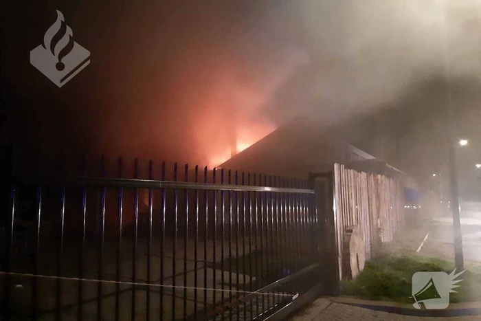 Vlammen slaan uit het dak bij woningbrand