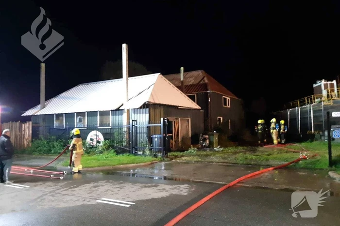 Vlammen slaan uit het dak bij woningbrand