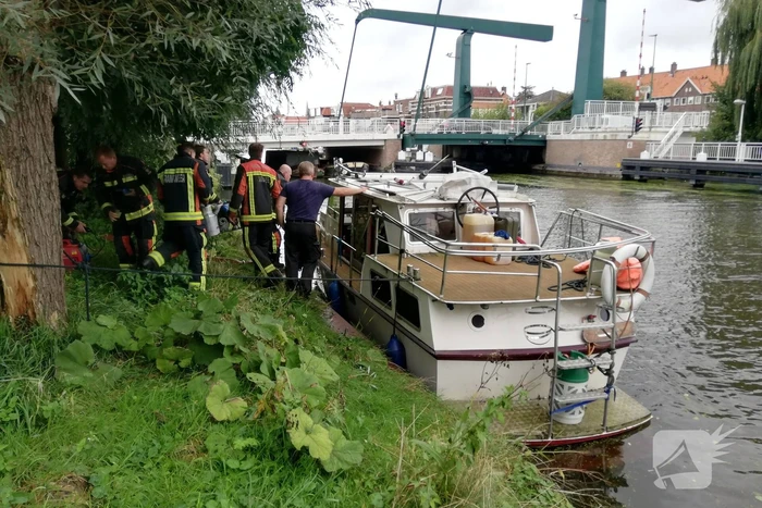Brandweer pompt zinkende boot leeg