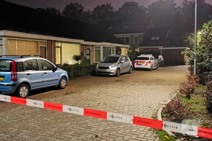 Overleden persoon aangetroffen, politie doet onderzoek